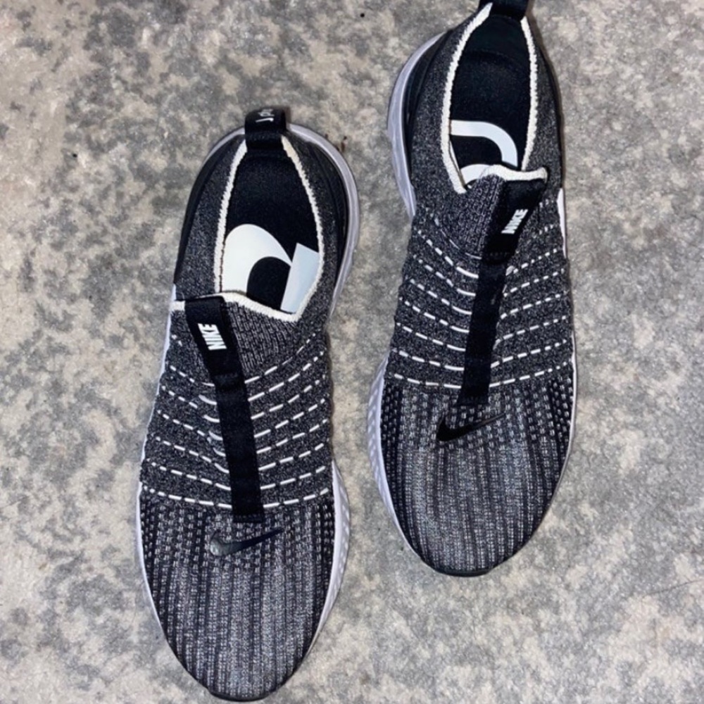 Nike womens react Phantom Run Flyknit 2 Shoes - black and white